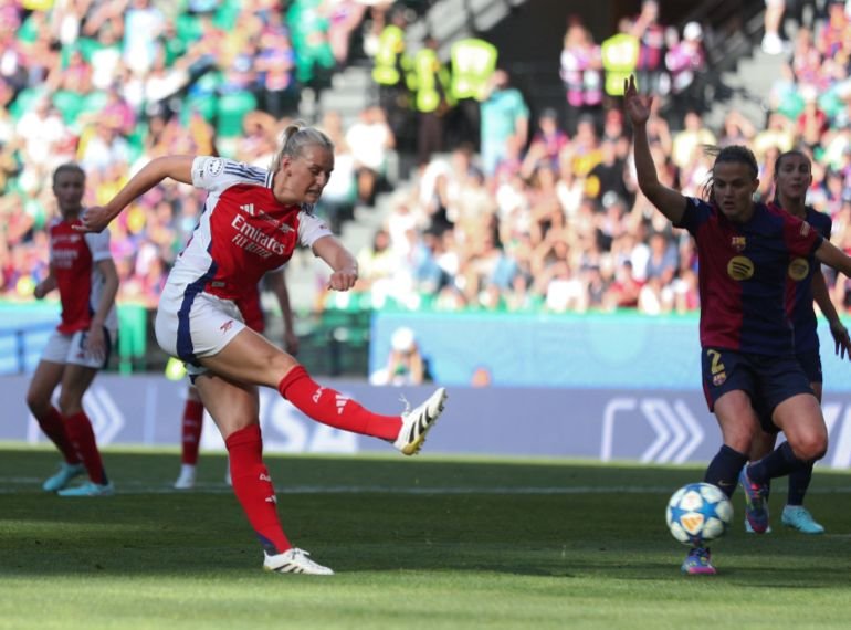 Arsenal's Swedish striker #25 Stina Blackstenius scores during the UEFA Women’s Champions League final