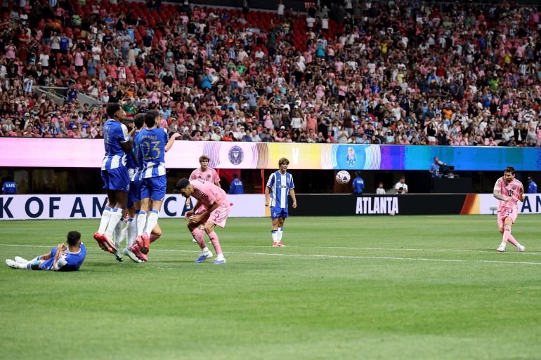 ATLANTA, GEORGIA - JUNE 19: Lionel Messi #10 of Inter Miami CF scores a stunning free-kick goal against FC Porto during the FIFA Club World Cup 2025. (Photo by ALEX GRIMM / GETTY IMAGES NORTH AMERICA / AFP)