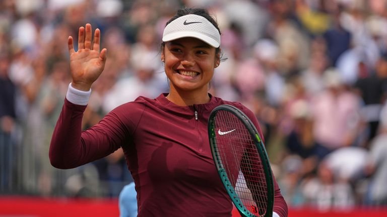 Emma Raducanu waves to the crowd after winning her match at the Queens Club Championships in London, June 9, 2025. (AP Photo/Joanna Chan)