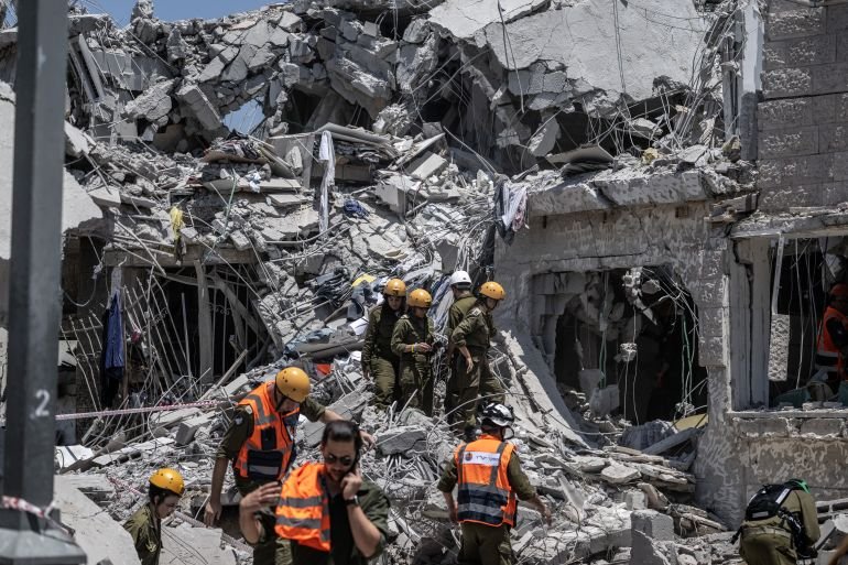 Israeli search and rescue operation amid the rubble following Iranian missile attacks in Rishon LeZion, Israel, on June 14, 2025. [Mostafa Alkharouf/Anadolu Agency]