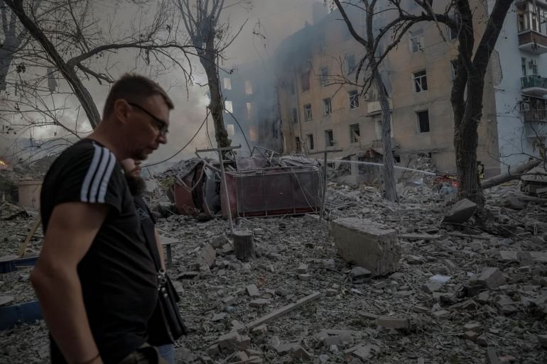 Residents inspect a building struck by a Russian missile in Kramatorsk, Ukraine, on July 31, 2025. REUTERS/Yevhen Titov