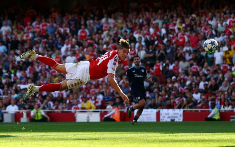 Viktor Gyokeres of Arsenal heads towards goal