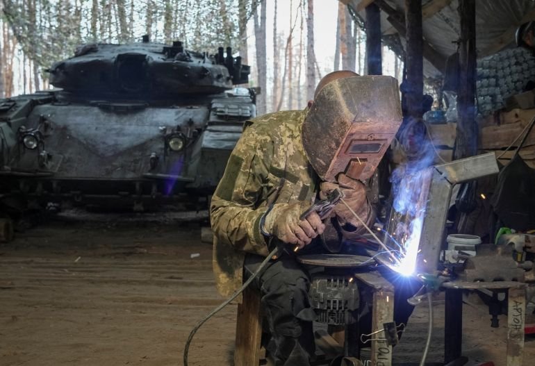 A Ukrainian serviceman repairs a tank amidst the Russian offensive in Kharkiv region, Ukraine, on August 1, 2025. REUTERS/Inna Varenytsia